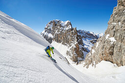 Ein Mann fährt Ski, offpiste auf dem Gipfel Cima Grosté, Skitour, Brenta Gebirge, Dolomiten, Trentino, Italien