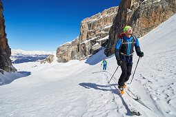 Zwei Männer gehen eine Skitour, Skitour, Brenta Gebirge, Dolomiten, Trentino, Italien