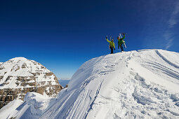Zwei Männer gehen eine Skitourauf am Gipfel to Cima d´Agola Ski, klettern, Skitour, Brenta Gebirge, Dolomiten, Trentino, Italien