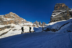 Zwei Männer gehen eine Skitour Ski, klettern, Skitour, Brenta Gebirge, Dolomiten, Trentino, Italien