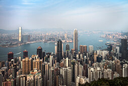 typischer Blick auf Skyline und Victoria Harbour vom Peak, Hongkong Island, China, Asien