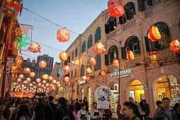 Leuchten und Dekoration anlässlich des Chinesischen Neujahrs Festes in der Altstadt von Macau, China, Asien