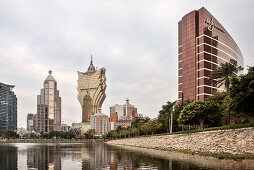 Blick über Baia da Praia Grande zu diversen Casinos, Macau, China, Asien