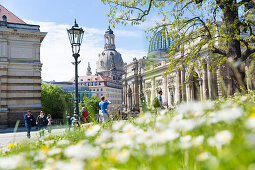 Altstadt, Brühlsche Terrasse,  Touristen, Albertinum, Hochschule für Bildende Künste, Kunstakademie, Frauenkirche, Dresden, Sachsen, Deutschland, Europa