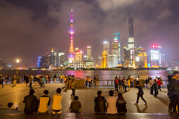 Evening on the Bund, visitors, night skyline of Shanghai, Oriental Pearl Tower, Jinmao Tower, Shanghai World Financial Center, Shanghai Tower, Huangpu River, Shanghai, China, Asia