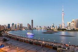 Dämmerung am Bund, Abend, Besucher, Touristen, Boote auf Huangpu Fluss, Skyline von Shanghai, Oriental Pearl Tower, Pudong, Schanghai, Shanghai, China, Asien