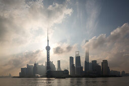 Pudong skyline morgens vom Bund, Sonnenaufgang, Gegenlicht, Sonnenstrahlen, Oriental Pearl Tower, Shanghai Tower, Jin Mao Tower, Huangpu Fluss, Architektur, Türme, Skyscraper, Wolkenkratzer, Wasser, Ufer, Finanz, Gegenlicht, Shanghai, China, Asien