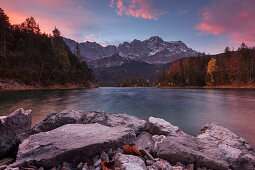 Sonnenaufgang über dem Eibsee mit Wettersteingebirge und Zugspitze im Herbst, Garmisch-Partenkirchen, Oberbayern, Bayern, Alpen, Deutschland