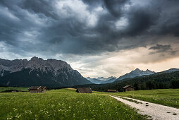 Buckelwiesen und Gewitterstimmung, bei Mittenwald, Oberbayern, Bayern, Deutschland