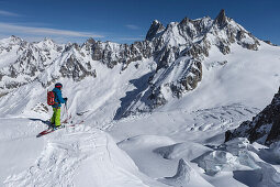 Skifahrer im Vallee Blanche mit Grandes Jorasses 4208 m, Aiguille du Midi 3842 m, Chamonix, Frankreich