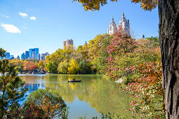 couple in a rowing boat on The Lake, Autumn with colourful trees, skyline, Central Park, Manhattan, New York City, USA, America