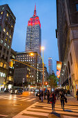 5th Avenue, 5, E 30 Street, Strassenecke, Kreuzung, Ampel, Empire State Building, Daemmerung, amerikanische Flagge, Manhattan, New York City, USA, Amerika