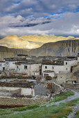 Tangge, tibetische Ortschaft mit buddhistischem Kloster im Kali Gandaki Tal, dem tiefsten Tal der Welt, Mustang, Nepal, Himalaya, Asien