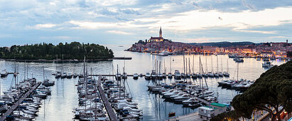 Hafen bei Abenddämmerung, Rovinj, Istrien, Kroatien