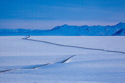 Transalaska Öl-Pipeline im Winter in der Brookskette, North Slope Borough, Alaska, USA