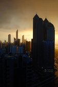 Dramtischer Himmel, Die Innenstadt nach einem Gewitter, Abu Dhabi, Vereinigte Arabische Emirate, VAE