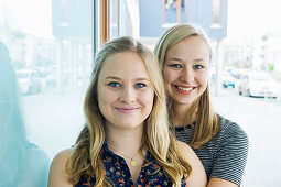 lächelnde junge Frauen, Schwestern, Deutschland