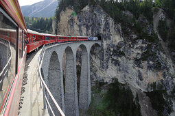 Route Glacier-Express,Landwasserviadukt, Albula, UNESCO Welterbestätte Rhätische Bahn in der Landschaft Albula, Kanton Graubünden, Schweiz