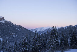 Winterliche und verschneite Landschaft im Kleinwalsertal in Vorarlberg zur blauen Stunde, Vorarlberg, Österreich