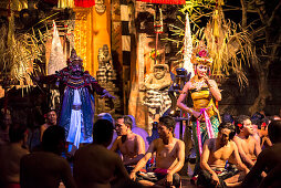 Traditionelle balinesische Tanzaufführung in traditionellen Gewändern und Kleidern, Bali, Indonesien