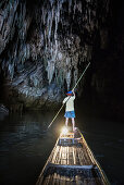 Thailänder mit Stocherkahn fährt durch Tham Lot Höhle, Thailand, Südost Asien