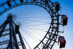 Das Riesenrad im Wiener Prater, Vergnügungspark, im  Gegenlicht bei wolkenlosem blauen Himmel, Wien, Österreich