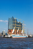 Segelschiff Mir bei der Auslaufparade, Hafengeburtstag, Blick zur Elbphilharmonie, Hamburg, Deutschland