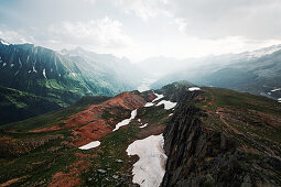 Oberhalb des Pfitscherjochs, im Hintergrund das Pfitsch Tal, Südtirol, Italien
