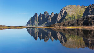 Okshornan Felsenspitzen am Ersfjordr in Nordnorwegen mit Spiegelung im Sommer, Insel Senja, Fylke Troms, Norwegen, Skandinavien