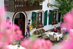 Pärchen macht eine Pause an einem Wirtshaus