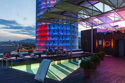Dachterrasse mit Pool, Hotel Silken Diagonal Barcelona, Torre Agbar, Architekt Jean Nouvel, moderne Architektur, LED-Beleuchtung, Wahrzeichen, Distrikt 22@, Barcelona, Katalonien, Spanien, Europa
