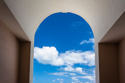 Blick aus einer Unterführung auf den blauen Himmel mit weißen Wolken, Hamilton, Insel Bermuda, Großbritannien