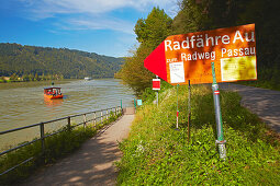 Cyclists' ferry at Au , Schlögener Schlinge , River Danube , Oberösterreich , Upper Austria , Austria , Europe