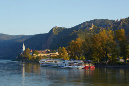 View at Dürnstein with Collegiate Church and castle , Wachau , River Danube , Niederösterreich , Lower Austria , Austria , Europe