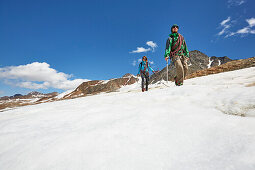 Paar beim überqueren eines Schneefeldes auf dem Gletscher