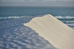 weiße Sanddünen am Strand im Walker Bay Nature Reserve, Gansbaai, Western Cape, Südafrika