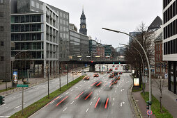 Blick von Brücke auf Michel und U-Bahn-Station Rödingsmarkt, Innenstadt Hamburg, Deutschland