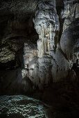 gewaltige Tropfsteine – Stalagtiten und Stalagmiten – in den Höhlen von Postojna, Slowenien, Europa