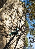 Junge Frau klettert an einer Felswand, Schwaerzer Wand, Bayern, Deutschland