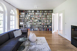 Bibliothek in einer modernen Einfamilienvilla in Hamburg, Norddeutschland, Deutschland