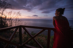 Junge Frau genießt die Aussicht am Meer während eines Sonnenuntergangs, Sao Tome, Sao Tome und Príncipe, Afrika