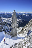 Frau auf Skitour steht in Angersteinscharte, Blick auf Felsturm Angersteinmandl, Angerstein, Gosaukamm, Dachstein, Salzburg, Österreich