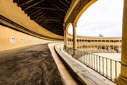 Die Tribünen der historischen Stierkampfarena Plaza de Toros de Ronda, Ronda, Andalusien, Spanien