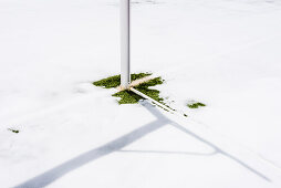 Ein Fußballtor und Kunstrasen auf einem  zugeschneiten Fußballplatz, Sierra Nevada, Granada, Andalusien, Spanien