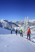Vier Personen auf Skitour steigen zum Trainsjoch auf, Mangfallgebirge im Hintergrund, Trainsjoch, Mangfallgebirge, Bayerische Alpen, Oberbayern, Bayern, Deutschland