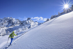 Frau auf Skitour steigt zum Kampl auf, Gosaukamm mit Bischofsmütze im Hintergrund, Kampl, Gosaukamm, Dachstein, Salzburg, Österreich