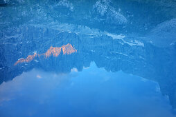 Spiegelung von Bergpanorama im Lago di Sorapis, Lago di Sorapis, UNESCO Weltnaturerbe Dolomiten, Dolomiten, Venetien, Venezien, Italien