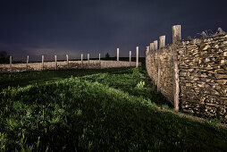 Zangentor am Heidengraben, der Heidengraben war ein im 1. Jahrhundert v. Chr. genutztes keltisches Oppidum, das auf der Schwäbischen Alb bei Grabenstetten lag, nahe Bad Urach, Landkreis Reutlingen, Schwäbische Alb, Baden-Württemberg, Deutschland, Lichtmal