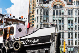 Blick über das historische Boot Tijgerhaai im Oudehaven auf die Fassade des alten Hochhauses Witte Huis, Rotterdam, Provinz Südholland, Niederlande