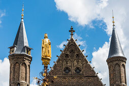 Die Statue auf dem goldenen Brunnen im historischen Gebäudekomplex Binnenhof im Zentrum, Den Haag, Provinz Südholland, Niederlande